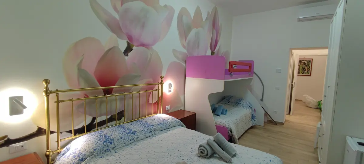 Camere Quadruple per Famiglie Roma camera 1 magnolia vista dalla finestra con abat jour accese