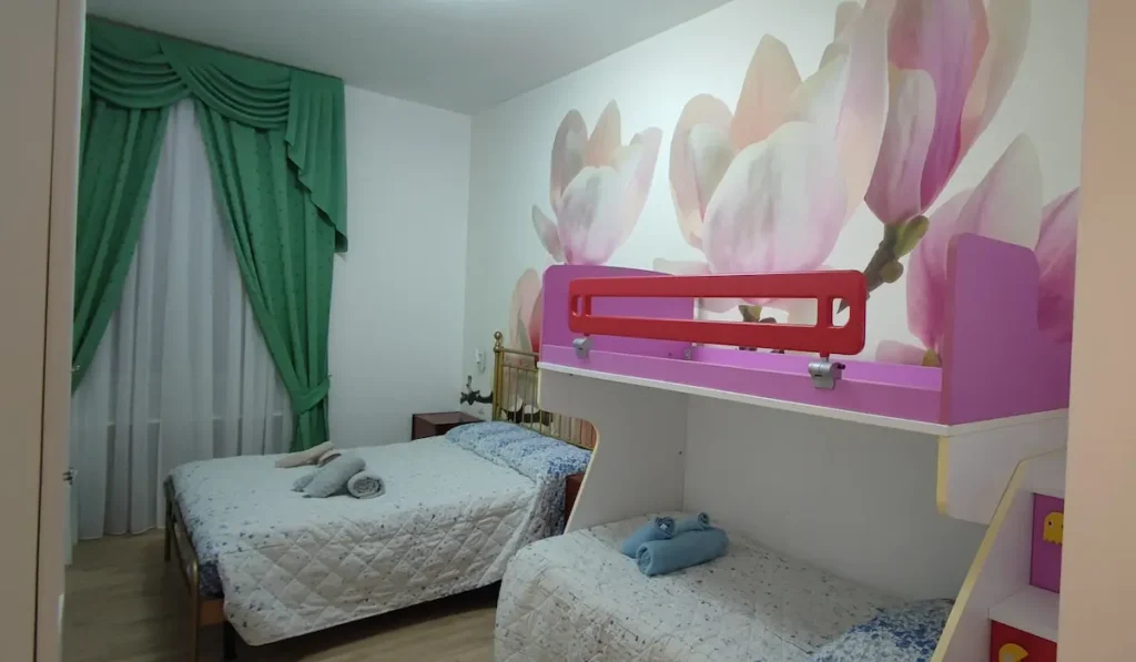 Camere Quadruple per Famiglie Roma camera 1 magnolia particolare letti a castello e matrimoniale