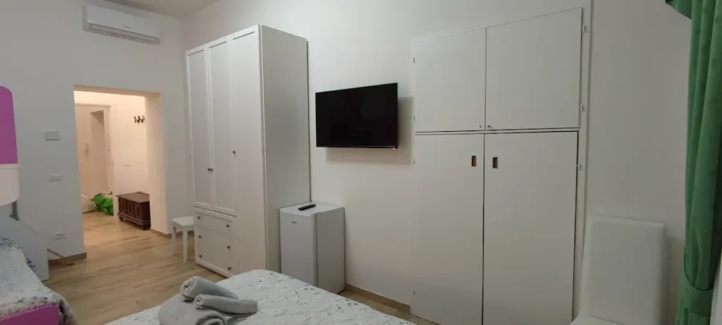 camera 1 magnolia armadio quattro stagioni e armadio a muro e tv 42 pollici con netflix