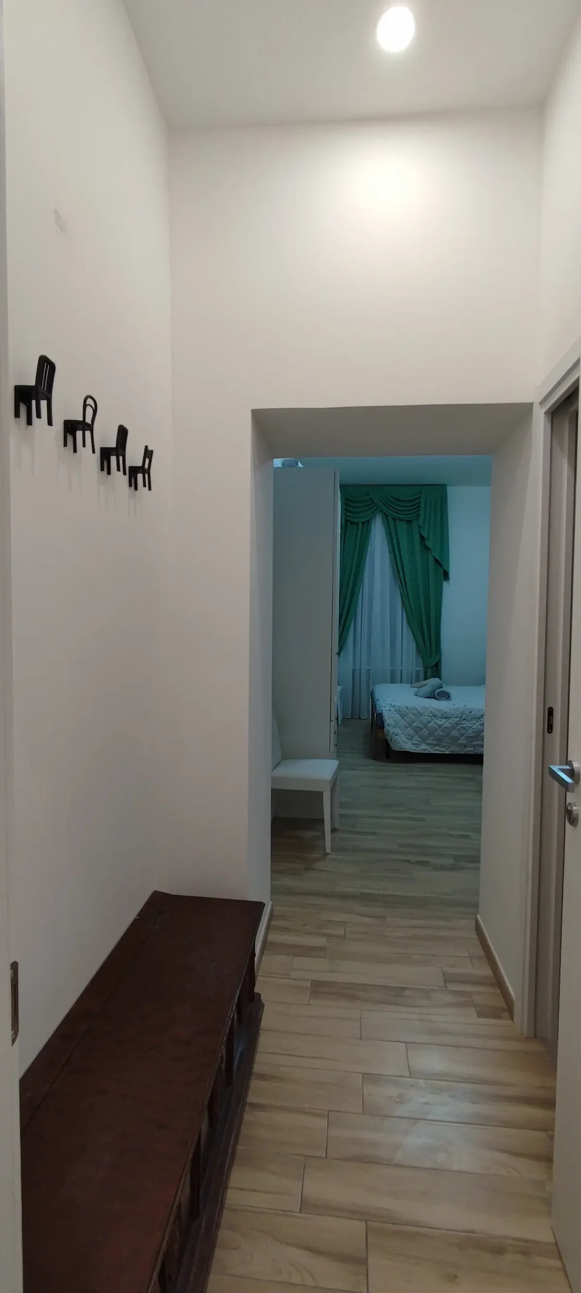 Camere Quadruple per Famiglie Roma camera 1 magnolia particolare attaccapanni ingresso