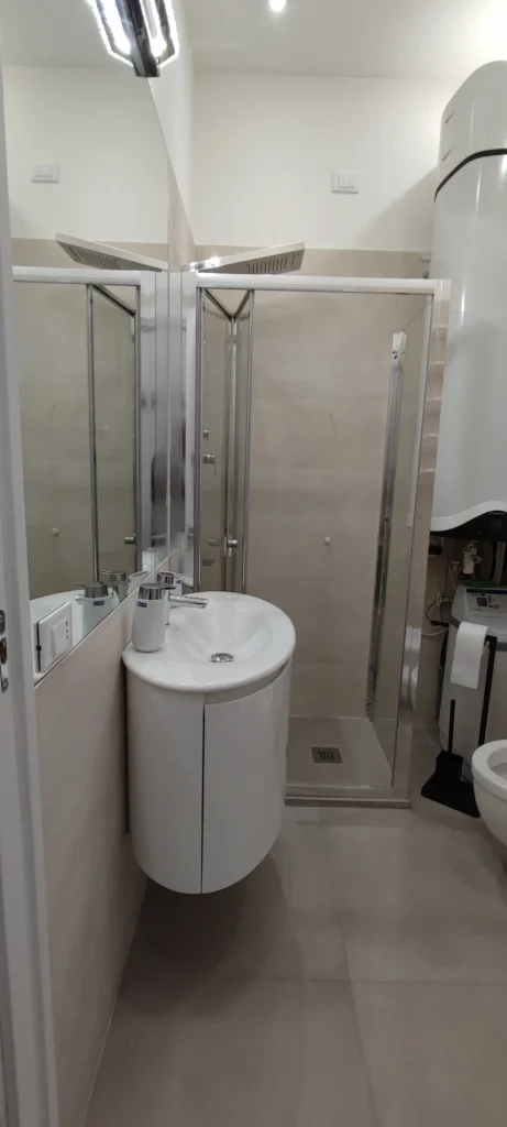 camera 1 magnolia bagno con lavabo e doccia larga