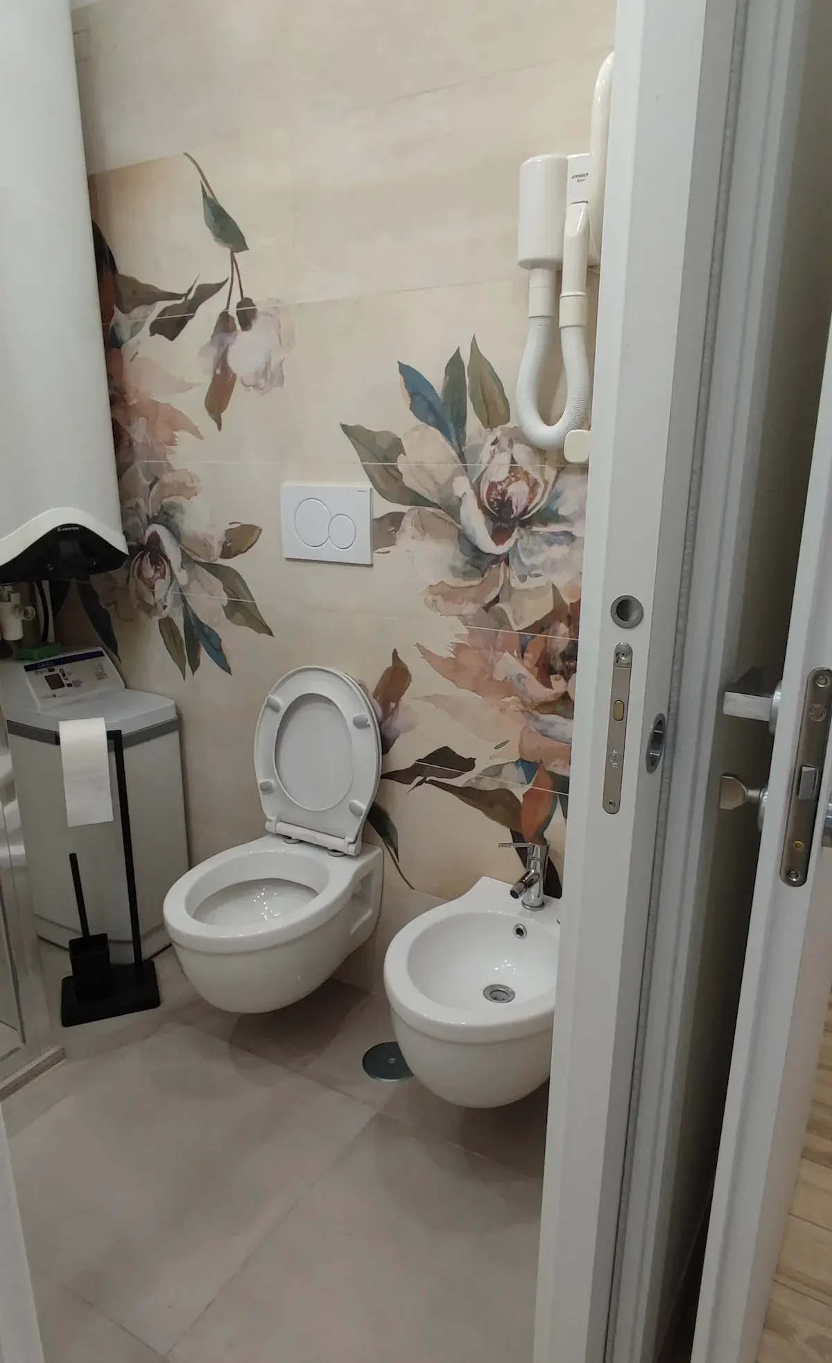 camera 1 magnolia bagno sanitari sospesi e parete fiorata