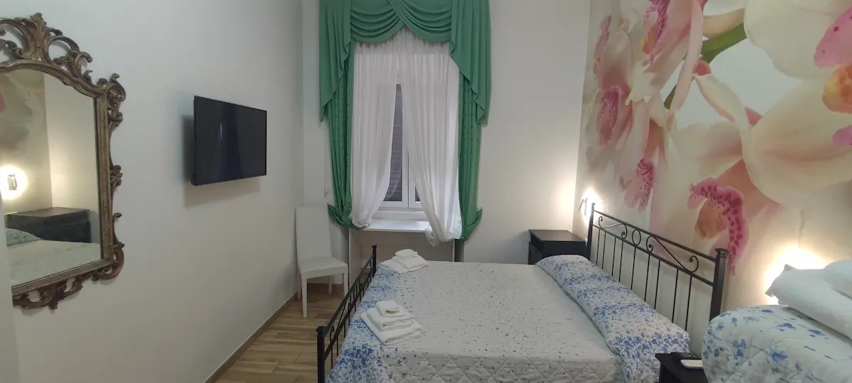 Camere Quadruple per Famiglie Roma camera 2 orchidea tende d'arredo tv con Netflix e specchio