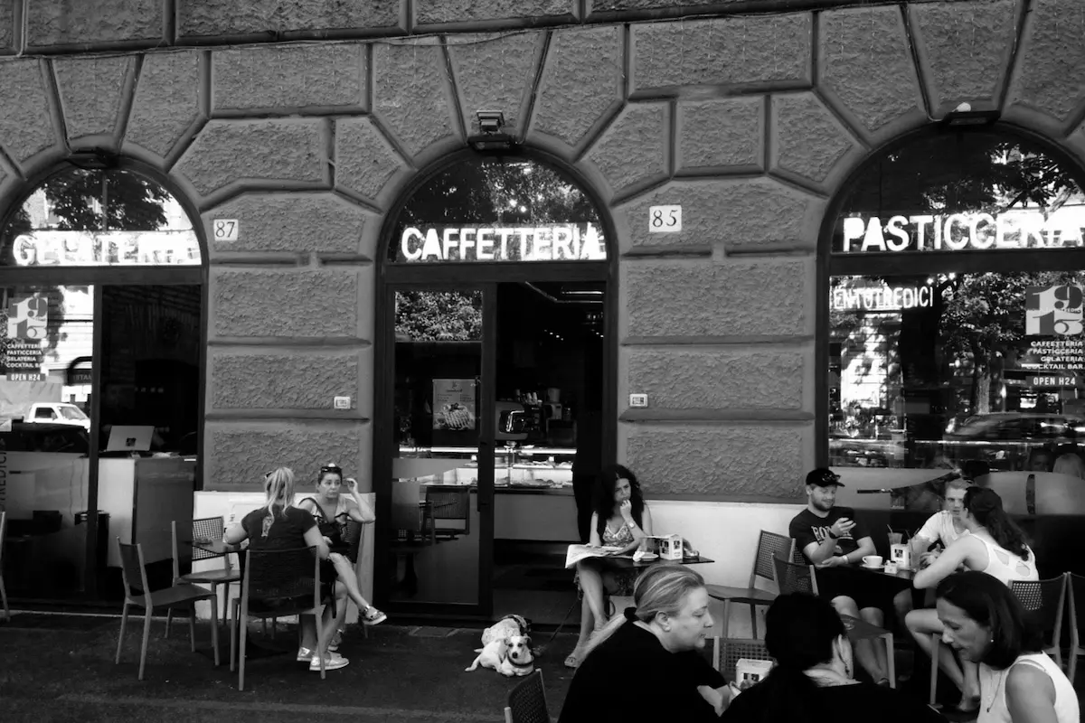 foto in bianco e nero del bar 913