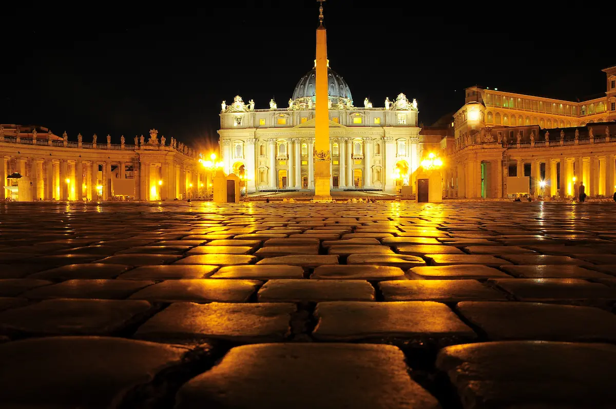 visita la basilica di san pietro vista notturna