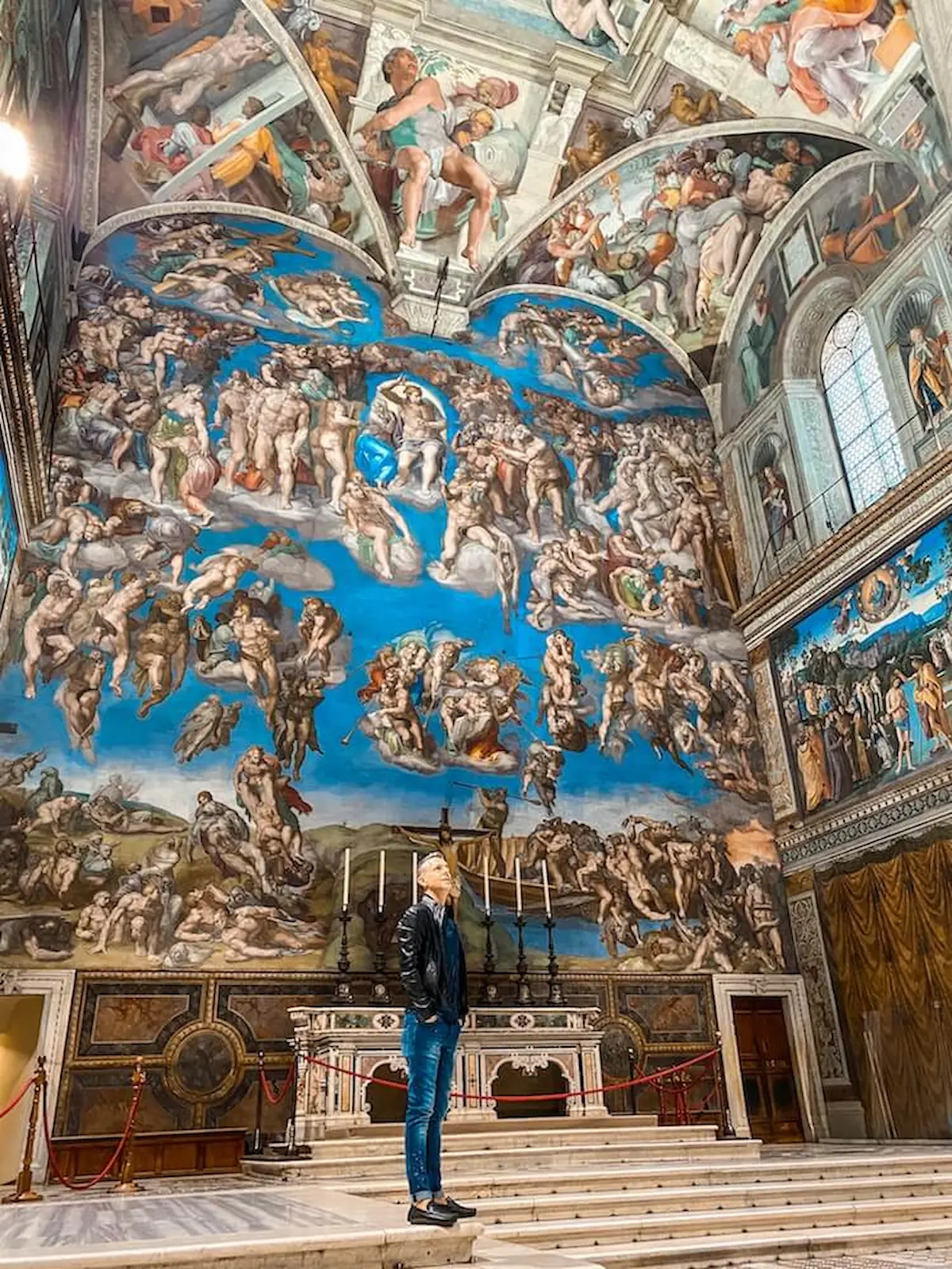 Cosa vedere a Roma vicino al Vaticano visita la cappella sistina sopra l'altare c'è il giudizio universale realizzato da michelangelo buonarroti nel 1512