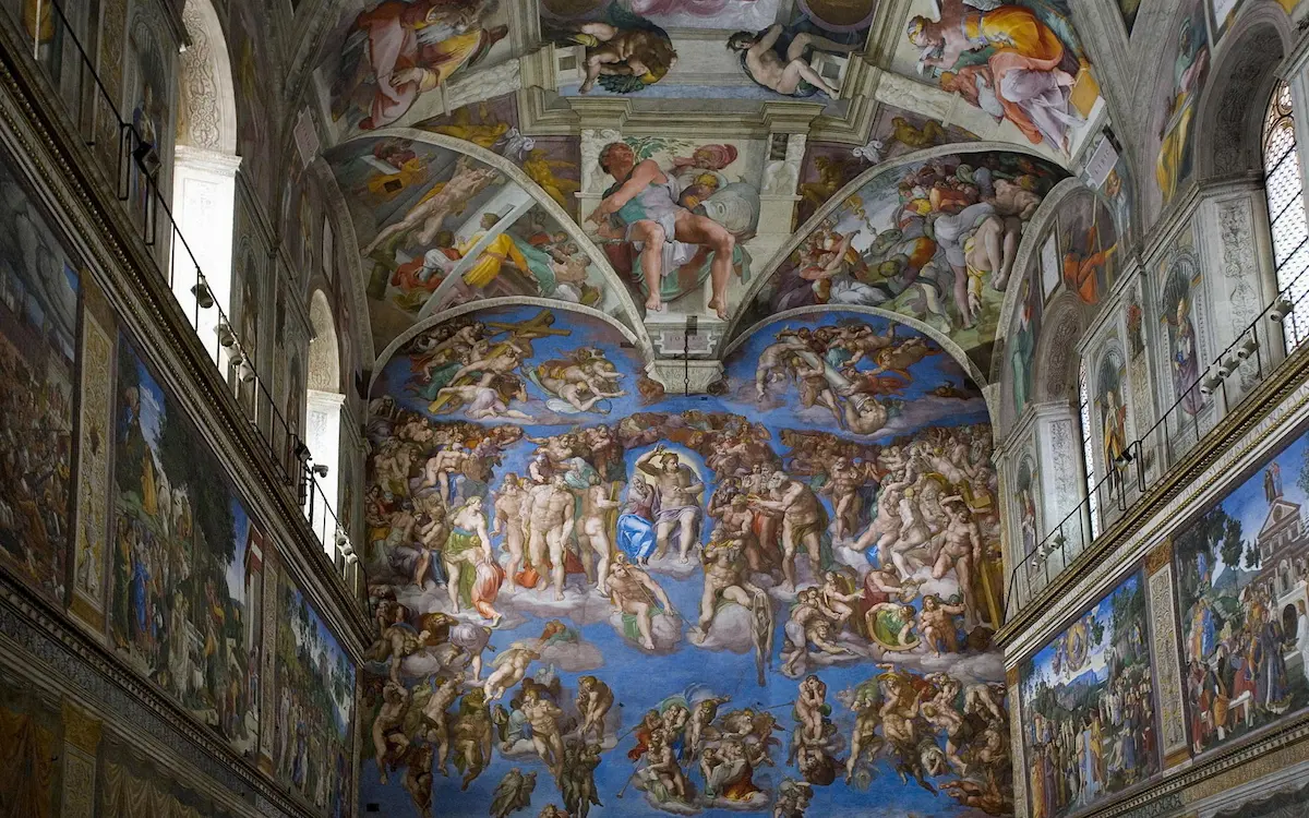visita la cappella sistina affrescata da una serie di importanti artisti, tra cui michelangelo buonarroti