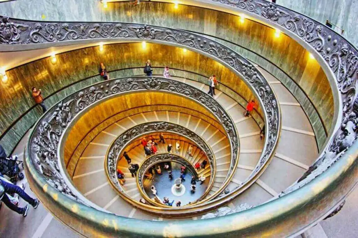 Cosa vedere a Roma vicino al Vaticano doppio scalone elicoidale deimusei vaticani architetti momo e bramante