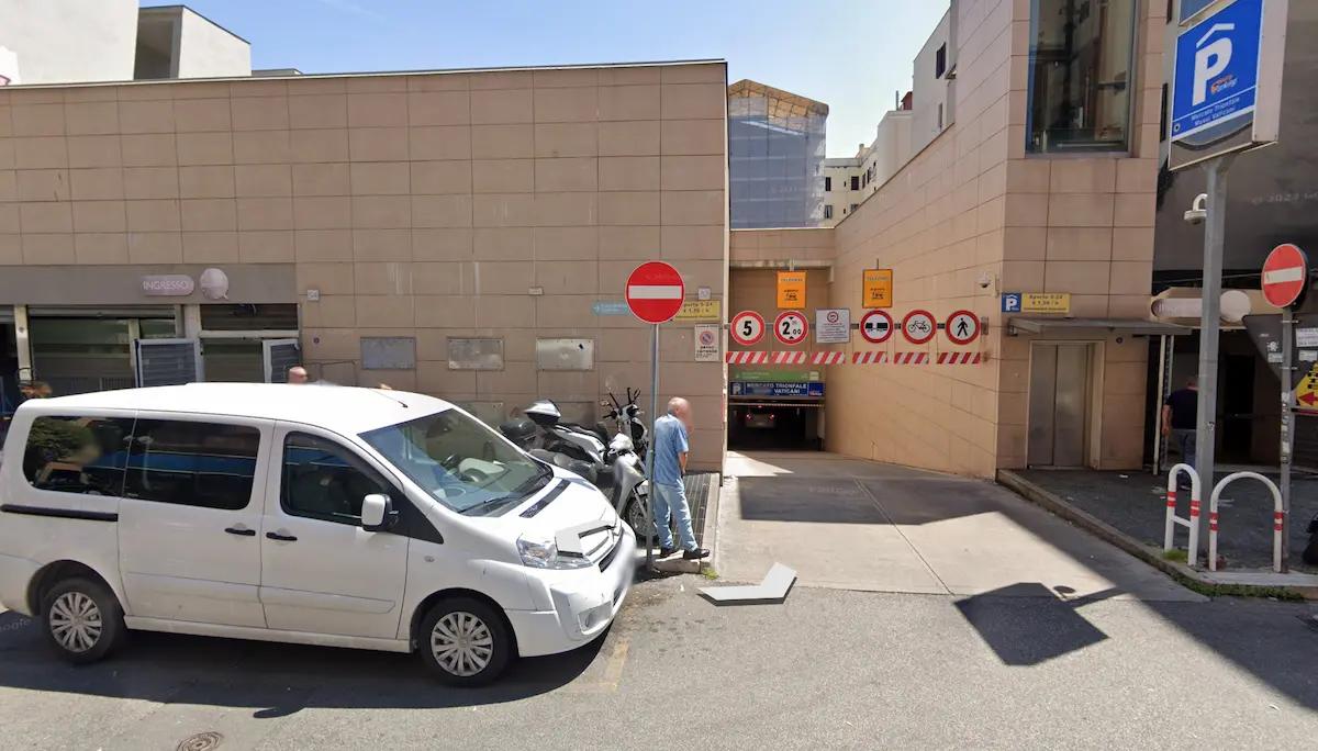ingresso al parcheggio del mercato trionfale da via tunisi 52
